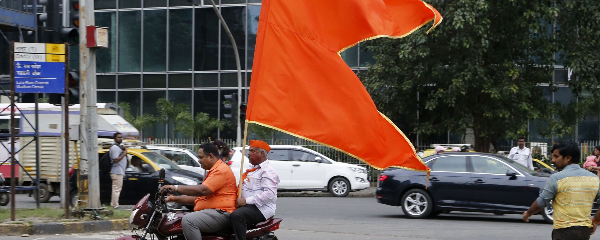 Shiv Sena party supporters celebrate in Mumbai, India, Thursday, Oct. 24, 2019 - Sputnik International, 1920, 18.11.2022