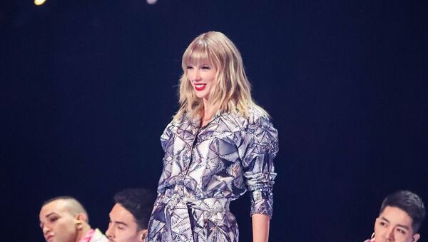 US singer Taylor Swift (C) performs during the 2019 Tmall 11:11 Global Shopping Festival gala in Shanghai on November 10, 2019 - Sputnik International