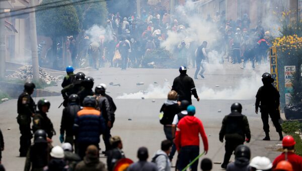 Supporters of Bolivian President Evo Morales and opposition supporters clash during a protest after Morales announced his resignation on Sunday, in La Paz Bolivia November 11, 2019. - Sputnik International