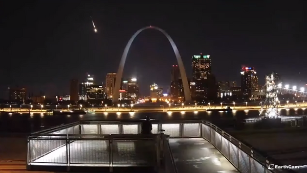 EarthCam footage captures the moment in which a fireball streaks across the Missouri nighttime sky near St. Louis' Gateway Arch. - Sputnik International