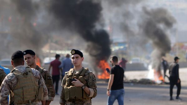 Lebanese security forces at a blocked road in Tripoli - Sputnik International