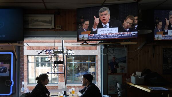 The televised impeachment hearings on monitors at the Commercial Street Pub in Portland, Maine - Sputnik International