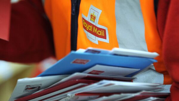 (FILES) In this file photo taken on December 15, 2016, a worker is pictured sorting post at the Royal Mail Distribution centre in Glasgow. - Royal Mail on November 8, 2019 - Sputnik International