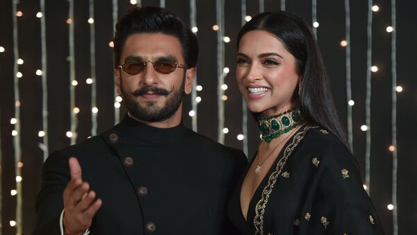 Indian Bollywood actors Ranveer Singh (L) and Deepika Padukone (R) pose as they arrive to attend a wedding reception of a Bollywood actress in Mumbai, India, on December 20, 2018.  - Sputnik International