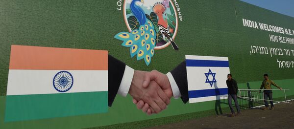 Indian workers hang a billboard bearing the national flags of Israel and India in Ahmedabad on January 16, 2018 Indian workers hang a billboard bearing the national flags of Israel and India in Ahmedabad on January 16, 2018 - Sputnik International