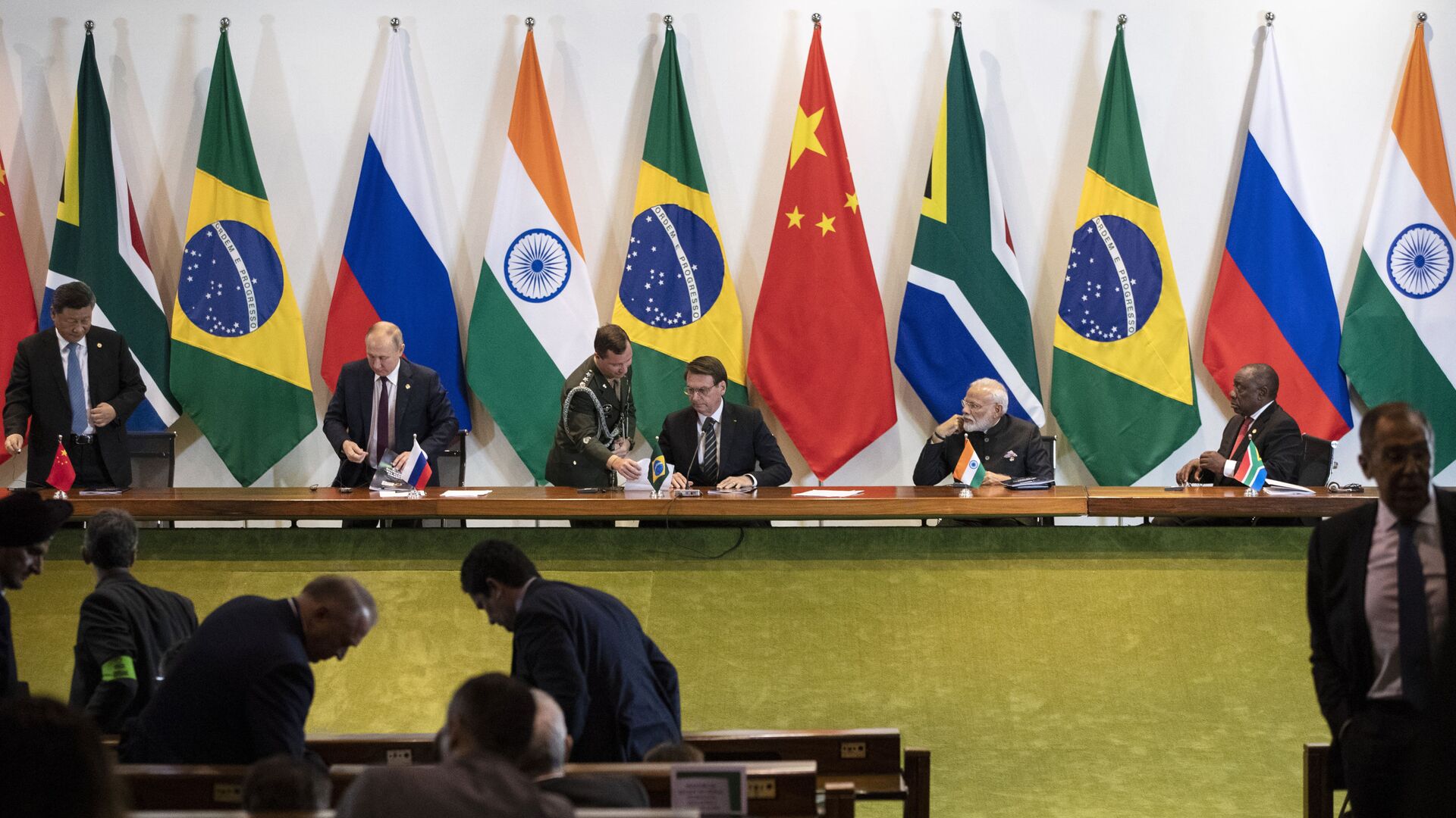 China's President Xi Jinping, left, Russia's President Vladimir Putin, second from left, Brazil's President Jair Bolsonaro, center, India's Prime Minister Narendra Modi, second from right, and South Africa's President Cyril Ramaphosa leave after a meeting with members of the Business Council and management of the New Development Bank during the BRICS emerging economies at the Itamaraty palace in Brasilia, Brazil, Thursday, Nov. 14, 2019. - Sputnik International, 1920, 30.03.2022