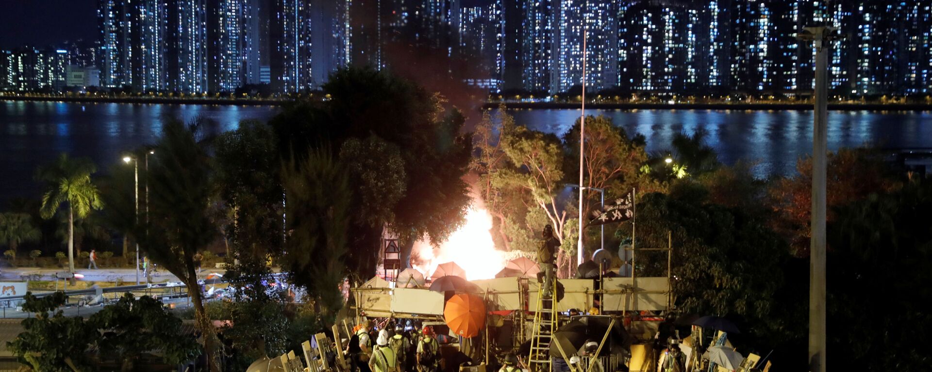 Protesters block Tolo Highway outside Chinese University campus in Hong Kong - Sputnik International, 1920, 23.11.2019