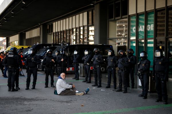 Pro-Independence Protesters Storm Barcelona Railway Station - Photo, Video - Sputnik International
