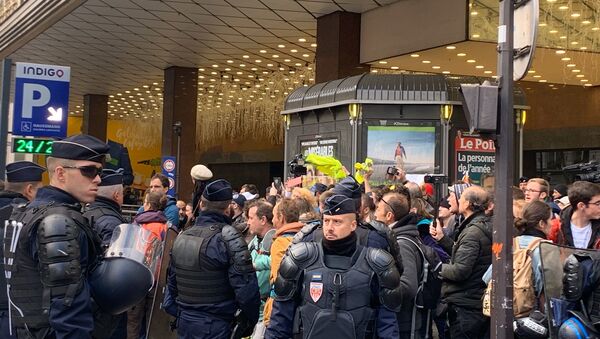 Police and Yellow Vest activists near Galeries Lafayette on 17 November, 2019 - Sputnik International