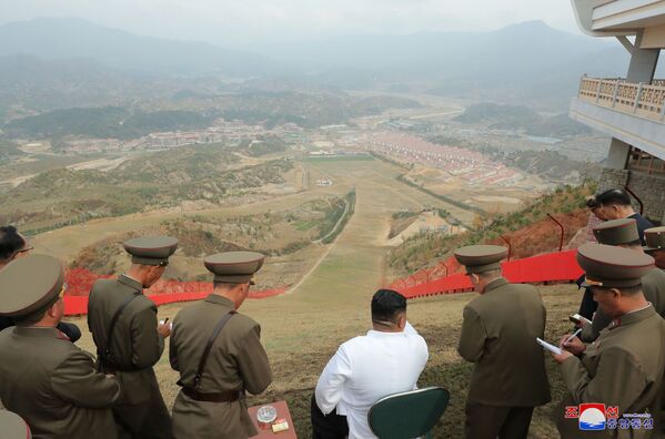 North Korean leader Kim Jong Un visits the Yangdok County Hot Spring Resort, North Korea - Sputnik International