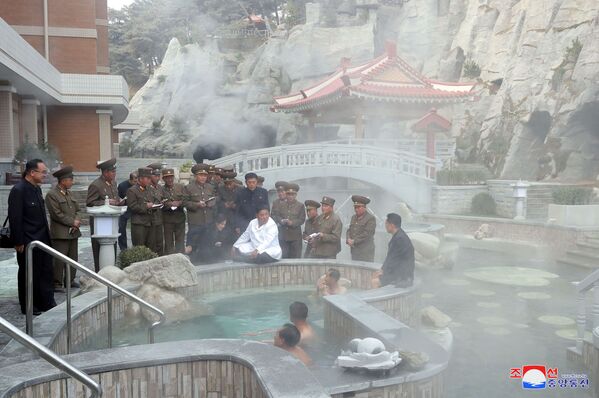 North Korean leader Kim Jong Un and his wife Ri Sol Ju visit the Yangdok County Hot Spring Resort, North Korea, in this undated picture released by North Korea's Central News Agency (KCNA) on October 23, 2019.     - Sputnik International