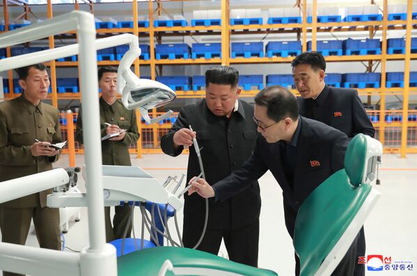 North Korean leader Kim Jong Un inspects the Myohyangsan Medical Appliances Factory - Sputnik International