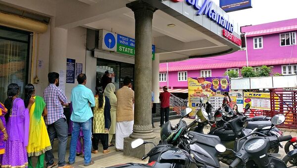 People standing in queue in front of SBI Bank ATM at Paravur near Kollam city in Kerala - Sputnik International