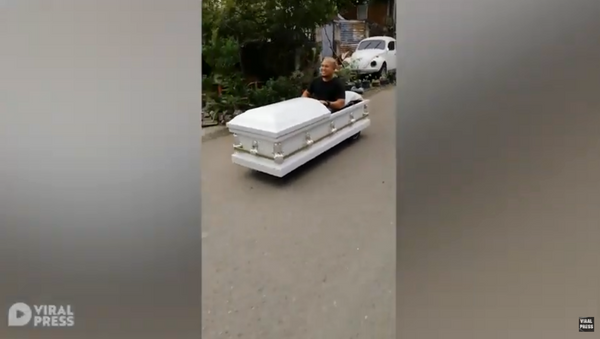 Creative Motorist Drives ‘Coffin-Mobile’ Through Philippines - Sputnik International