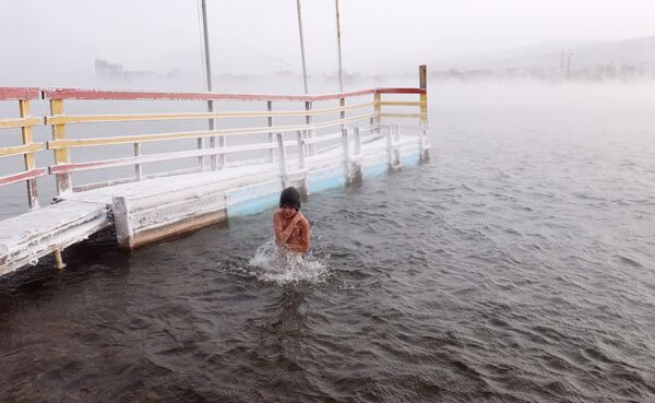 Swimming in the icy Yenisei River in Krasnoyarsk - Sputnik International