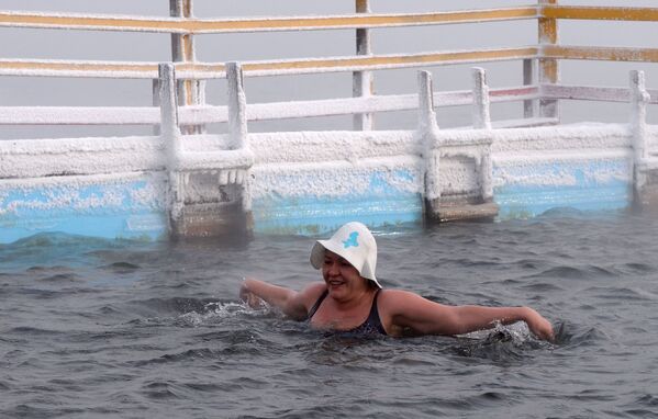 A woman enjoys ice water swimming - Sputnik International