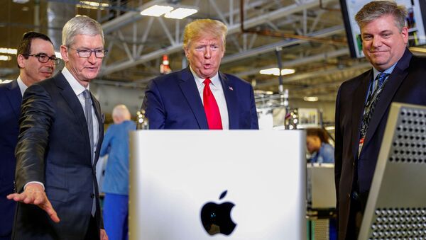 Apple CEO Tim Cook escorts U.S. President Donald Trump as he tours Apple's Mac Pro manufacturing plant with in Austin, Texas, U.S., November 20, 2019 - Sputnik International