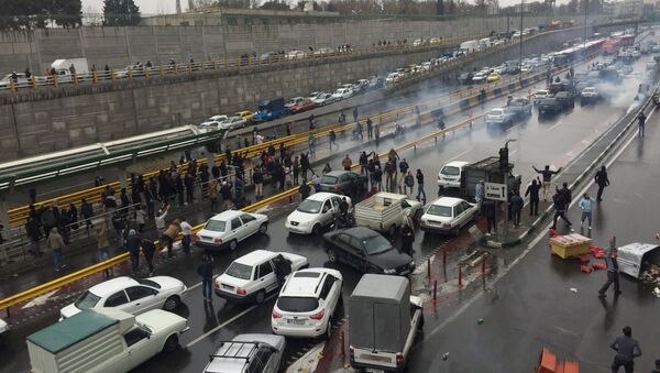 People stop their cars in a highway to show their protest for increased gas price in Tehran, Iran November 16, 2019 - Sputnik International