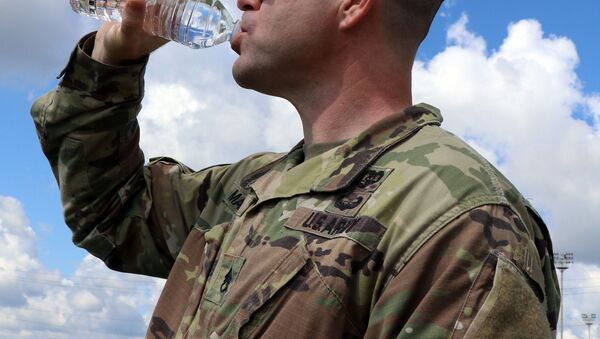 A combat medic assigned to Blanchfield’s LaPointe Army Medical Home on Fort Campbell, drinks from a 16 ounce bottle of water to maintain his hydration for optimal performance. On average, the Army recommends men should consume about 100 ounces of fluid (3 liters) each day, and women should aim for about 70 ounces (2 liters) for baseline hydration.  - Sputnik International