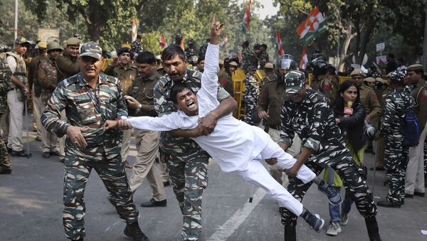 Индийские военные задерживают сторонника партии Конгресса во время протеста в Нью-Дели, Индия - Sputnik International