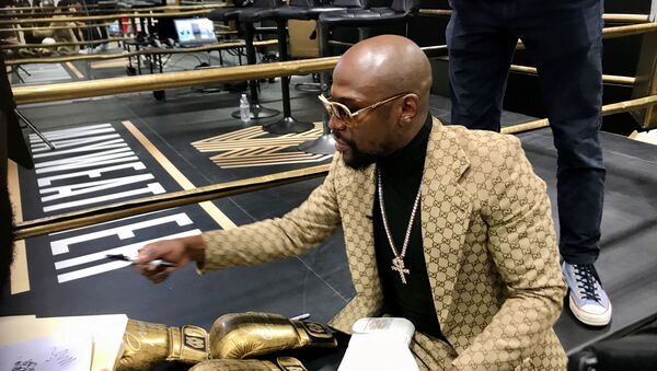 Floyd Mayweather signs gloves at the opening of the Mayweather Boxing + Fitness gym in Torrance, California, U.S., November 16, 2019.  Picture taken November 16, 2019 - Sputnik International