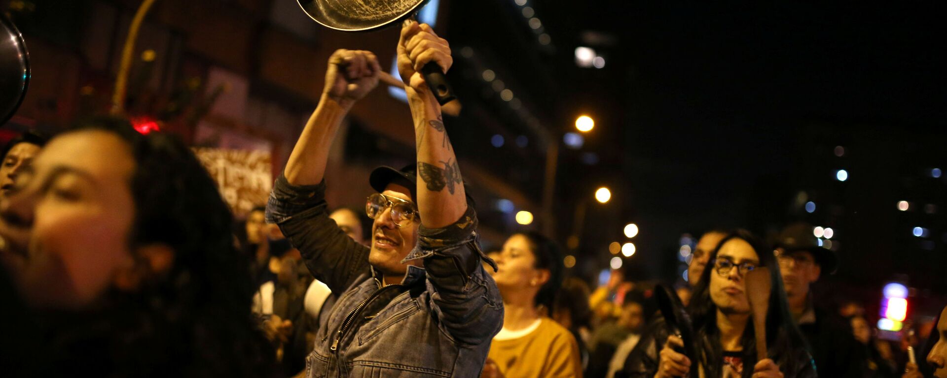 A demonstrator bangs a pan during a protest on the second day of a national strike, in Bogota, Colombia, 22 November 2019.  - Sputnik International, 1920, 03.12.2019