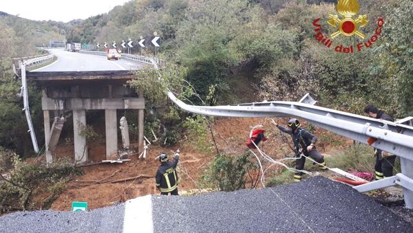 A portion of a motorway bridge linking Savona to Turin is seen after it collapsed due to a landslide near Savona, Italy, November 24, 2019.  - Sputnik International