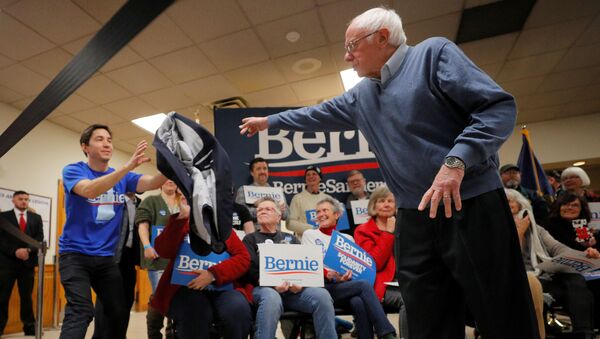 Democratic 2020 U.S. presidential candidate and U.S. Senator Bernie Sanders (I-VT) tosses his suit coat to actor and supporter Justin Long at a campaign town hall meeting in Hillsborough, New Hampshire, U.S., November 24, 2019.  - Sputnik International