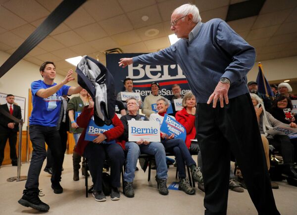 Bernie Sanders Puts Seductive Twist on His Policies, Slow Jams the News with Jimmy Fallon - Sputnik International