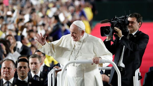Pope Francis waves as he arrives to conduct a Holy Mass at the Tokyo Dome, in Tokyo, Japan, 25 November 2019. - Sputnik International
