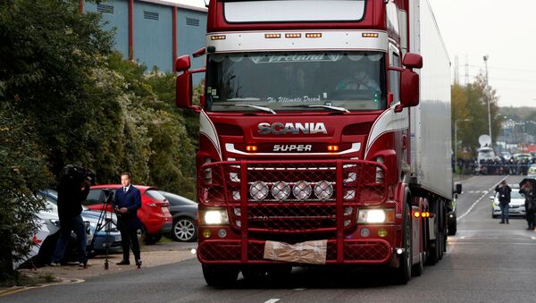 Police move the lorry container where bodies were discovered, in Grays, Essex, Britain October 23, 2019.   - Sputnik International