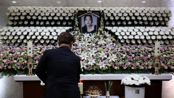A man pays tribute at a memorial altar as he makes a call of condolence in honour of the K-pop star Goo Hara at the Seoul St. Mary's Hospital in Seoul, South Korea November 25, 2019. - Sputnik International