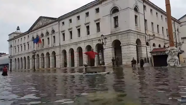Italian Local Traverses Flooded Town in Motorized Bathtub - Sputnik International