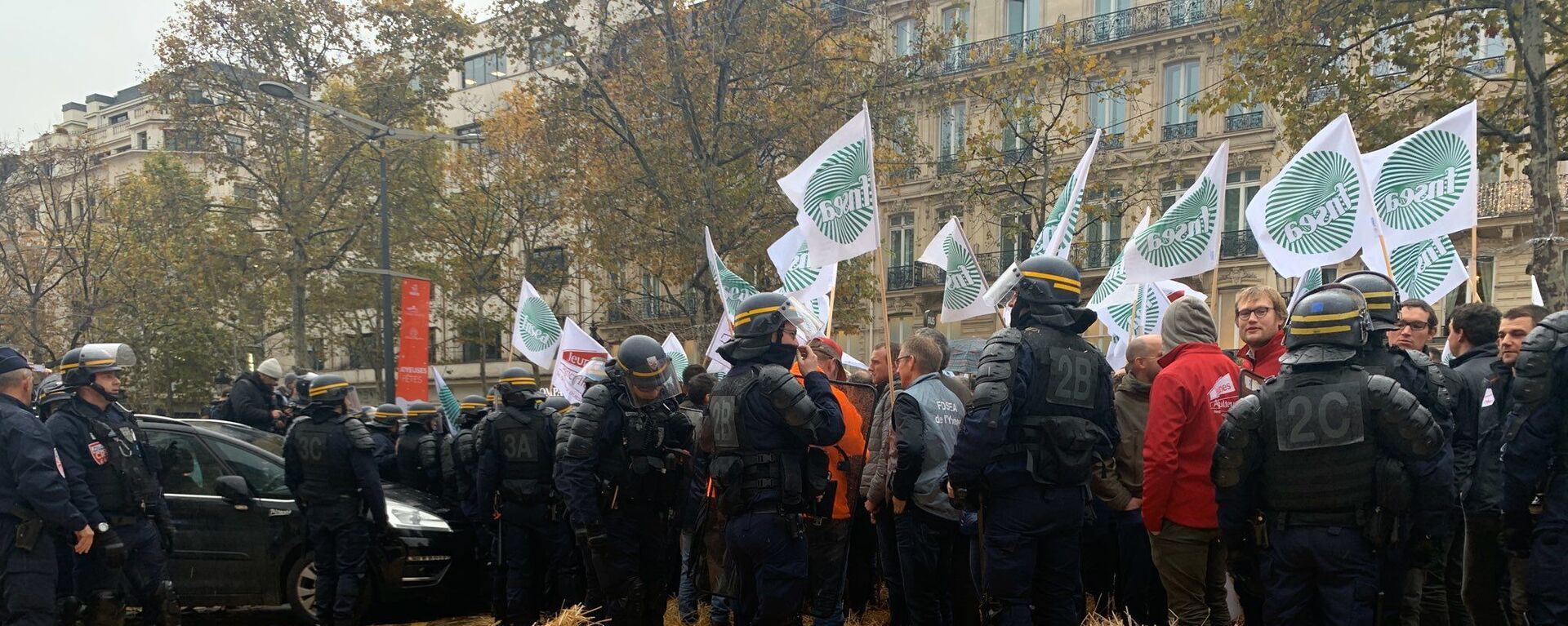 French farmers  protesting against low farm incomes and growing criticism of agricultural practices, France, November 27, 2019 - Sputnik International, 1920, 03.03.2024