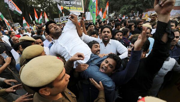 Supporters of India's main opposition Congress party shout slogans as they are stopped by police during a protest against the formation of a Bharatiya Janata Party (BJP) led coalition government in Maharashtra, 25 November 2019 - Sputnik International