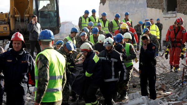 Emergency personnel carry a body in the town of Thumane, following Tuesday's powerful earthquake that shook Albania, November 27, 2019. - Sputnik International