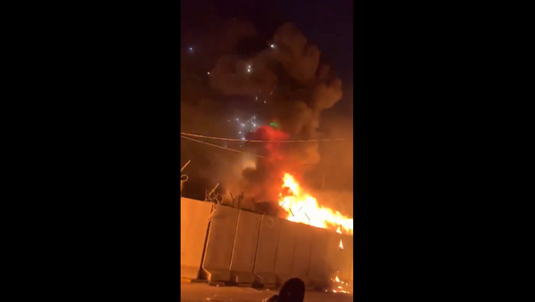 Video footage captures moment anti-government protesters torch Iranian consulate in Najaf, Iraq. - Sputnik International