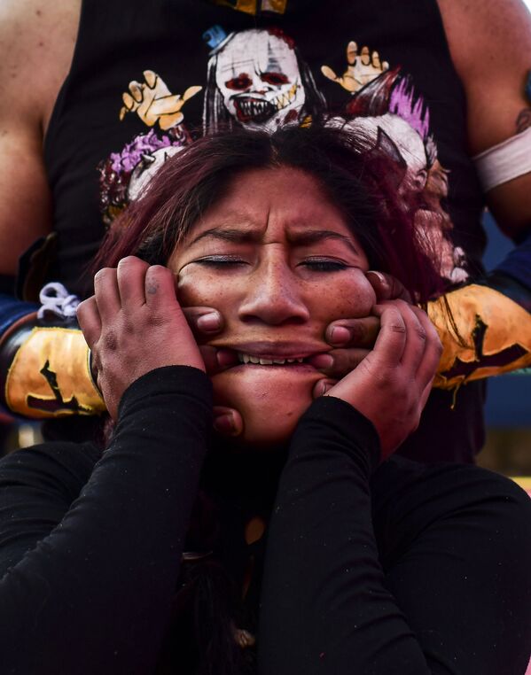 Bolivian wrestler Blanca Perez, aka Katy The Beautiful, a member of the Fighting Cholitas, fights with a male wrestler at Sharks of the Ring wrestling club in El Alto, Bolivia, on November 24, 2019.  - Sputnik International