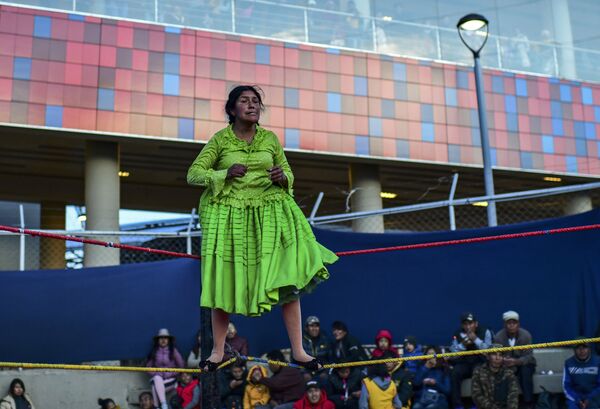Bolivian wrestler Lidia Flores, aka Dina, The Queen of the Ring, member of the Fighting Cholitas, performs at Sharks of the Ring wrestling club in El Alto, Bolivia, on November 24, 2019.  - Sputnik International
