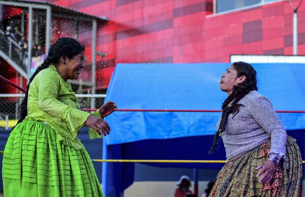 Bolivian wrestler Ana Luisa Yujra (R), aka Jhenifer Two Faces splits Lidia Flores, aka Dina, The Queen of the Ring, both members of the Fighting Cholitas, during a bout at Sharks of the Ring wrestling club in El Alto, Bolivia, on November 24, 2019.  - Sputnik International