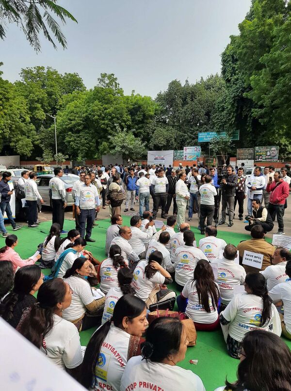 Thousands of Indian Refinery Workers Stage Nationwide Protests Opposing Privatisation Thousands of Indian Refinery Workers Stage Nationwide Protests Opposing Privatisation - Sputnik International