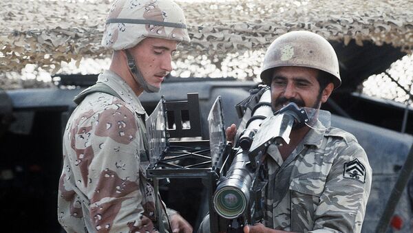A US soldier, stands by as a Saudi Arabian national guardsman sights an FIM-92A Stinger portable anti-aircraft missile launcher - Sputnik International