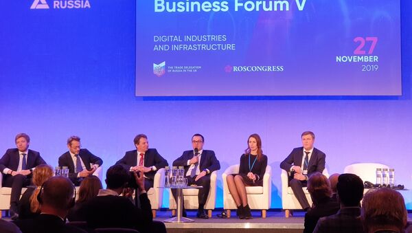 Mr Guy Willner, CEO of IXcellerate Data Centers in Russia (second to left) joins a panel discussion with top-level Russian and UK executives and delegates at the Russian-British Business Forum at the Queen Elizabeth II Centre on Wednesday, 27 November 2019 - Sputnik International