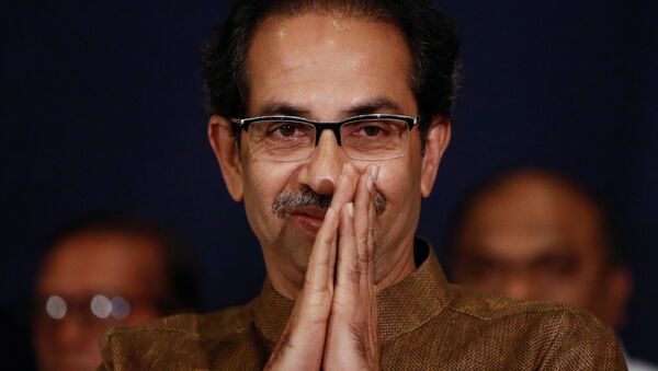 Shiv Sena chief Uddhav Thackeray greets people after arriving at a press conference with Nationalist Congress Party president Sharad Pawar in Mumbai, India, November 23, 2019 - Sputnik International