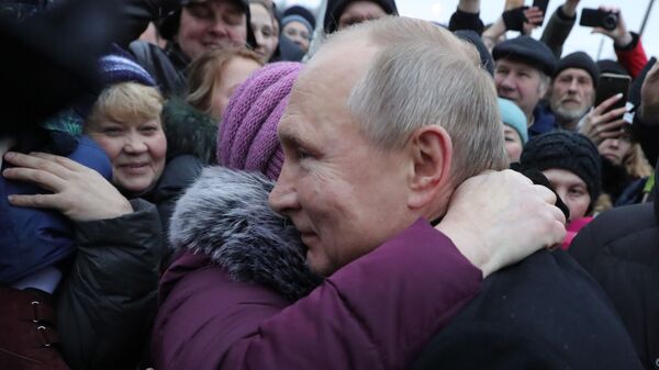 Russian President Vladimir Putin speaking to people after unveiling the monument to late Russian and Soviet writer and public figure Daniil Granin - Sputnik International
