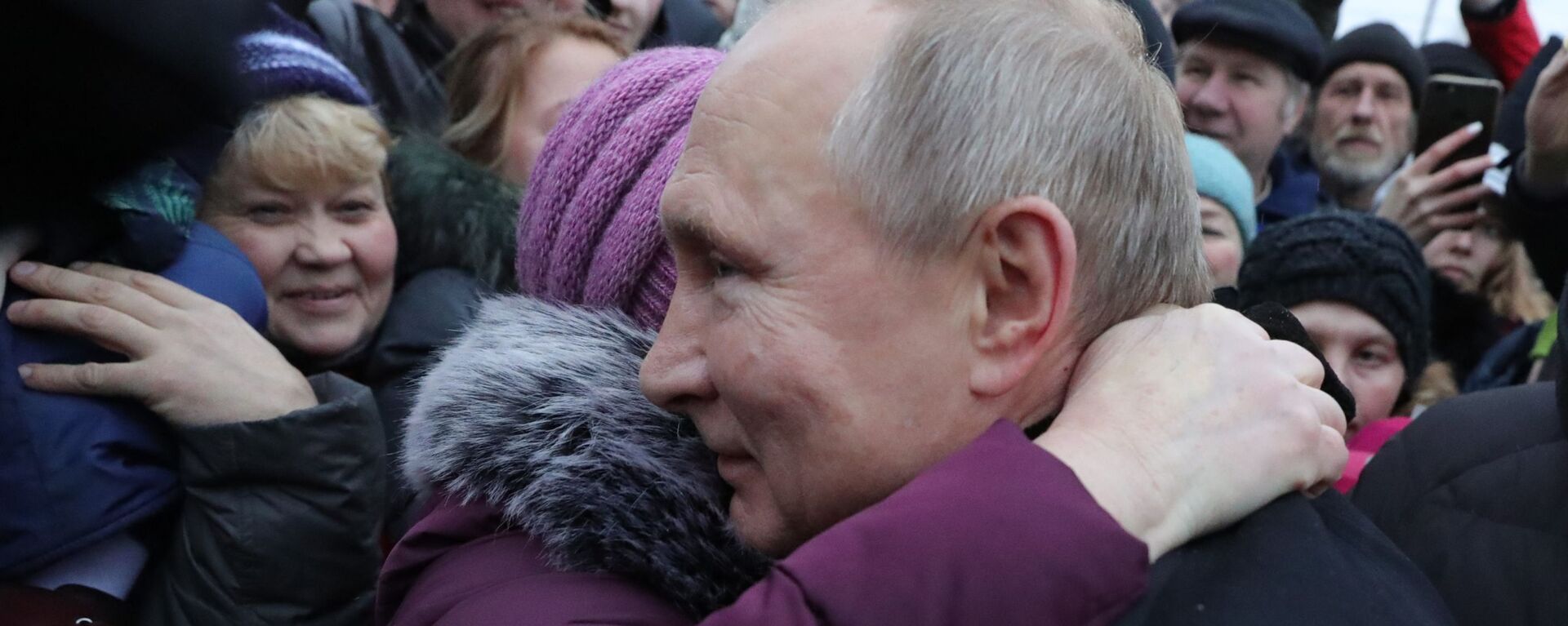 Russian President Vladimir Putin speaking to people after unveiling the monument to late Russian and Soviet writer and public figure Daniil Granin - Sputnik International, 1920, 30.11.2019
