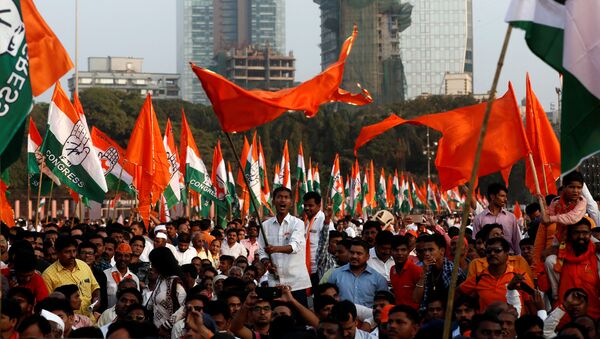 Supporters of Shiv Sena, Nationalist Congress Party (NCP) and the Congress party wave flags and shout slogans before the swearing-in ceremony of Shiv Sena party leader Uddhav Thackeray as chief minister of Maharashtra in Mumbai, India, November 28, 2019 - Sputnik International