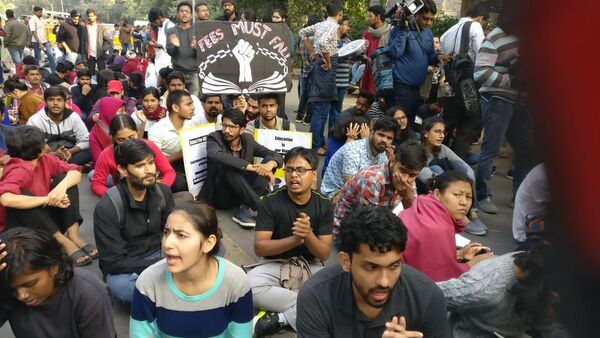 Massive Protests by University Students in New Delhi Against Fee Hike and Education Privatisation  - Sputnik International