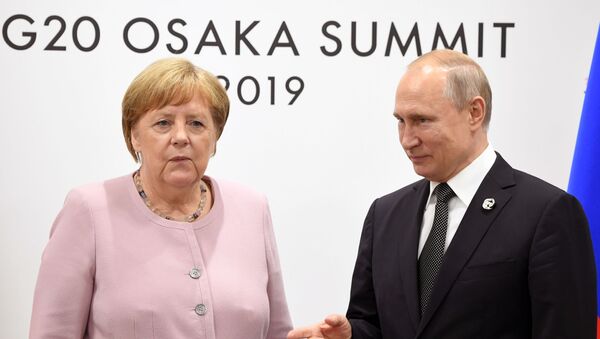Russian President Vladimir Putin and German Chancellor Angela Merkel during a G20 meeting at the INTEX Osaka International Exhibition Center. - Sputnik International