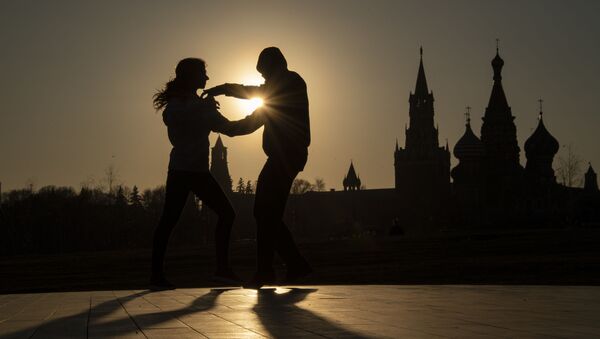 People dancing in Zaryadye Park in Moscow - Sputnik International